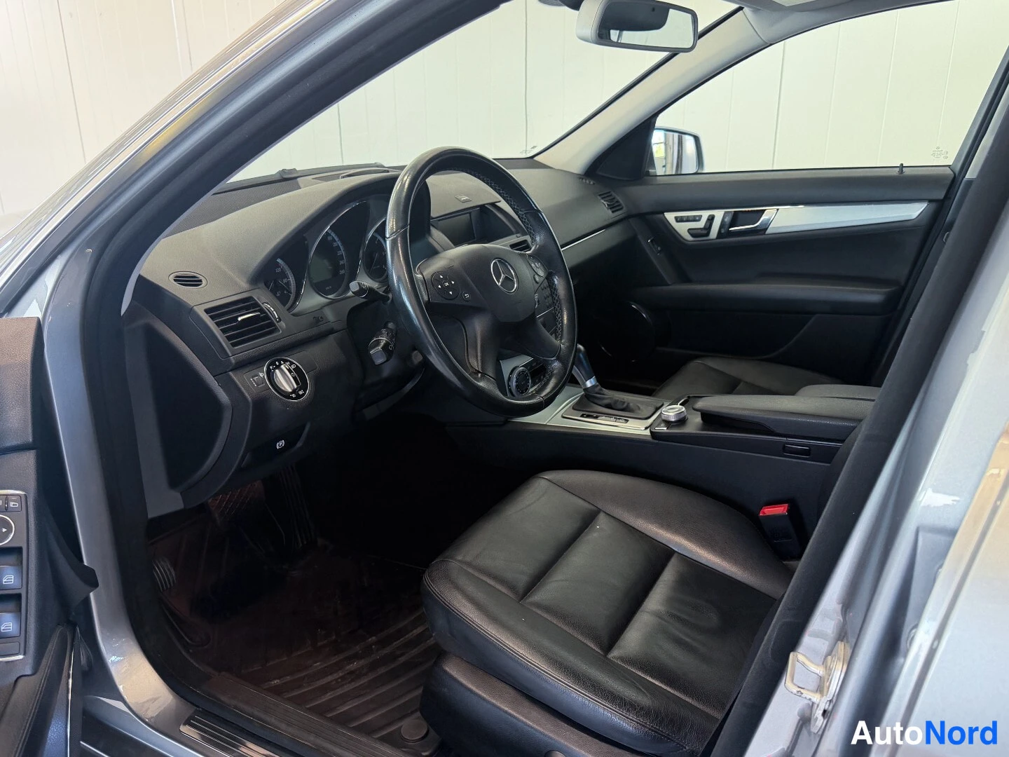 Silver Mercedes-Benz C 2010, cockpit, photo 5