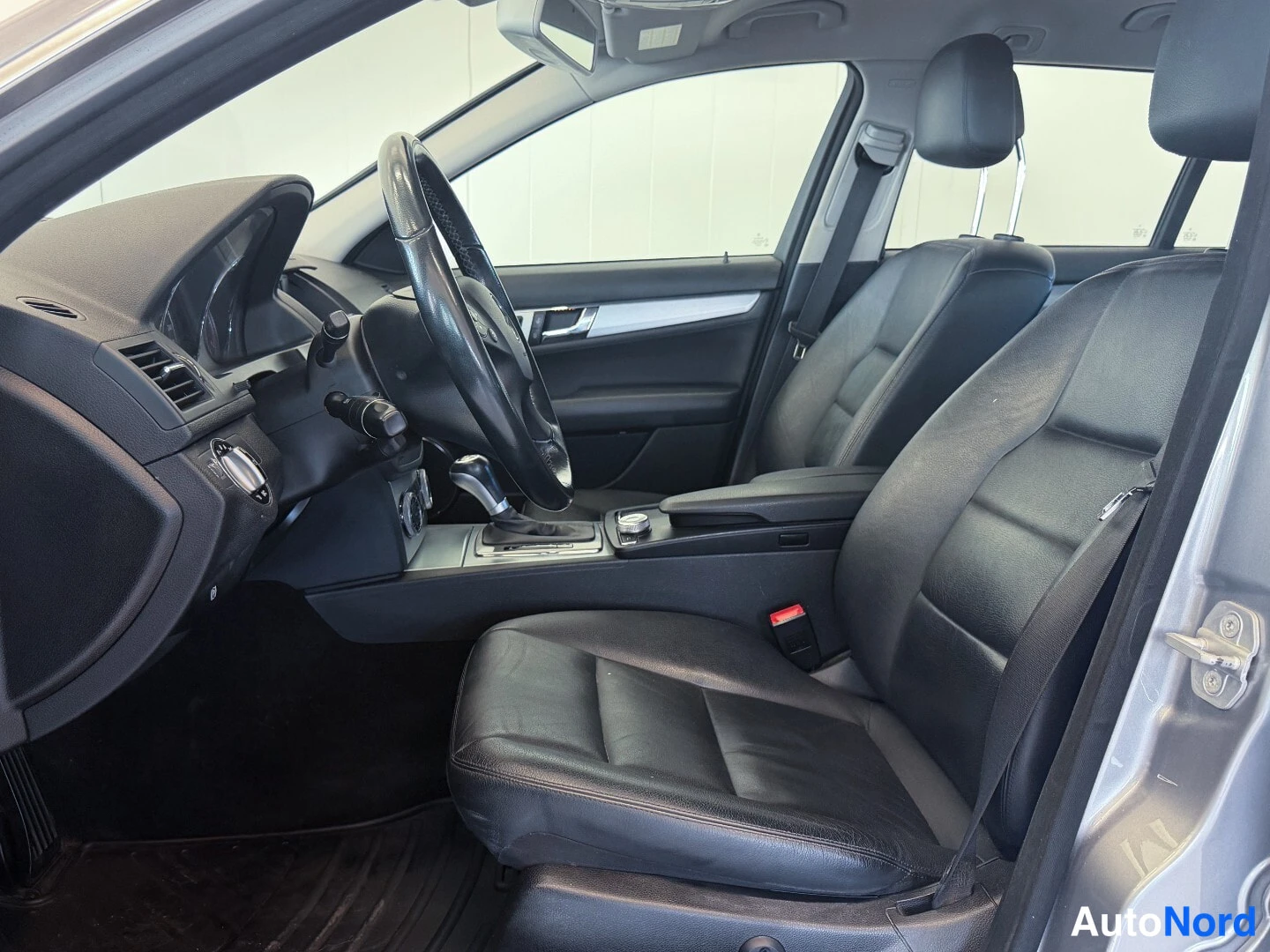 Silver Mercedes-Benz C 2010, front seats, photo 9