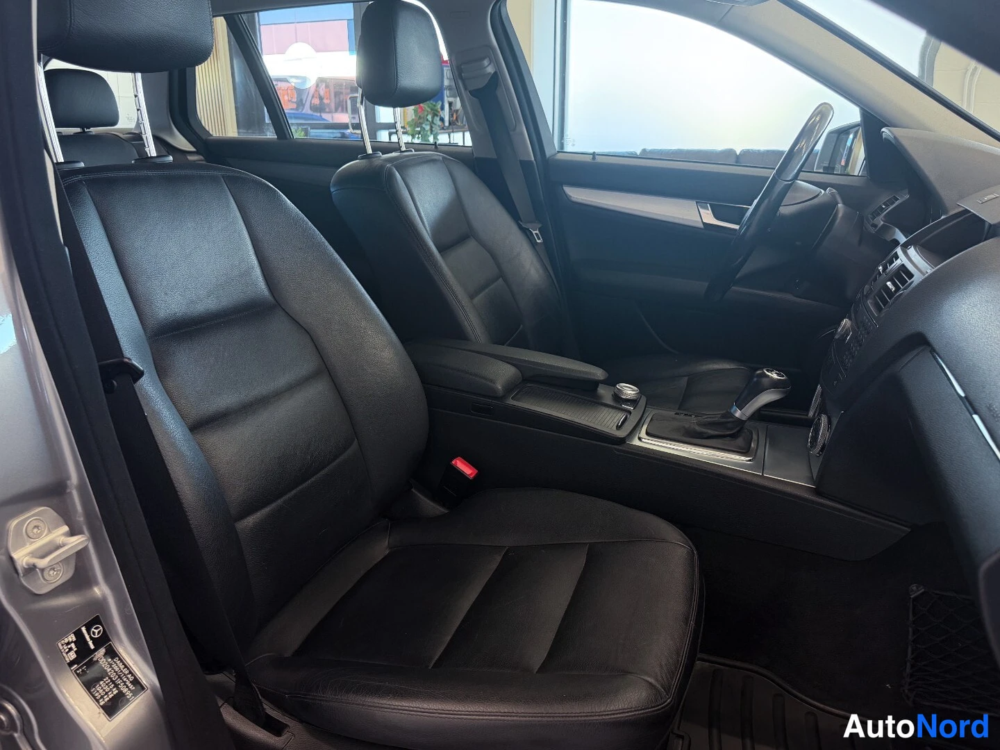 Silver Mercedes-Benz C 2010, front seats, photo 10