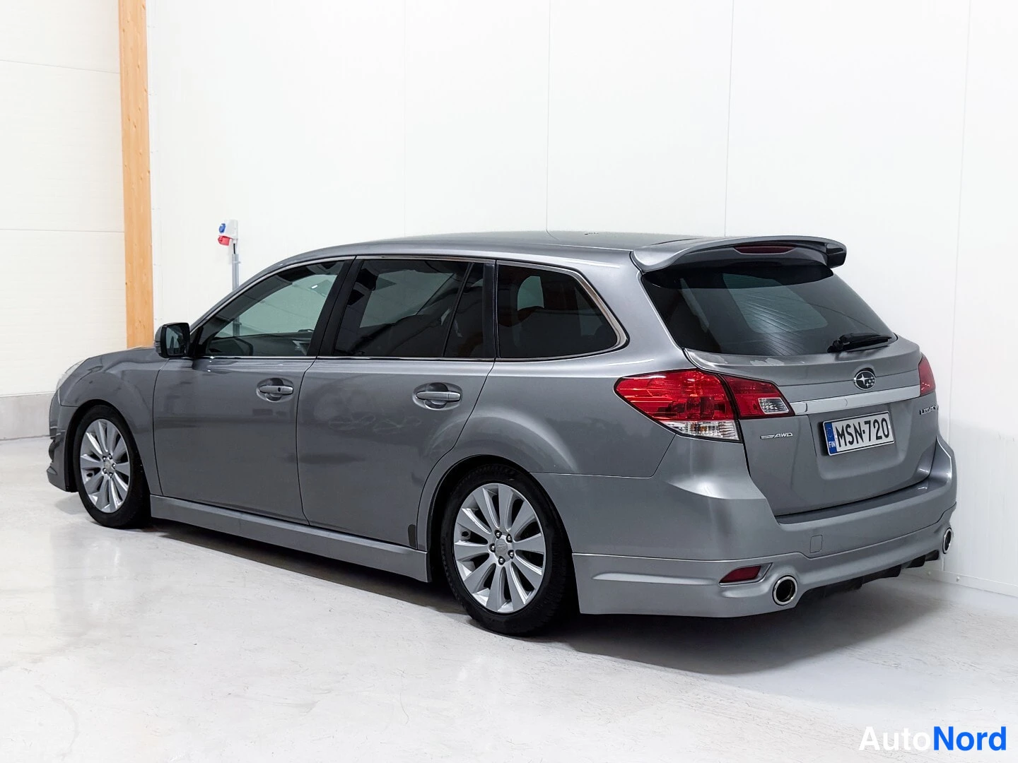 Silver Subaru Legacy 2009, rear three-quarter, photo 4