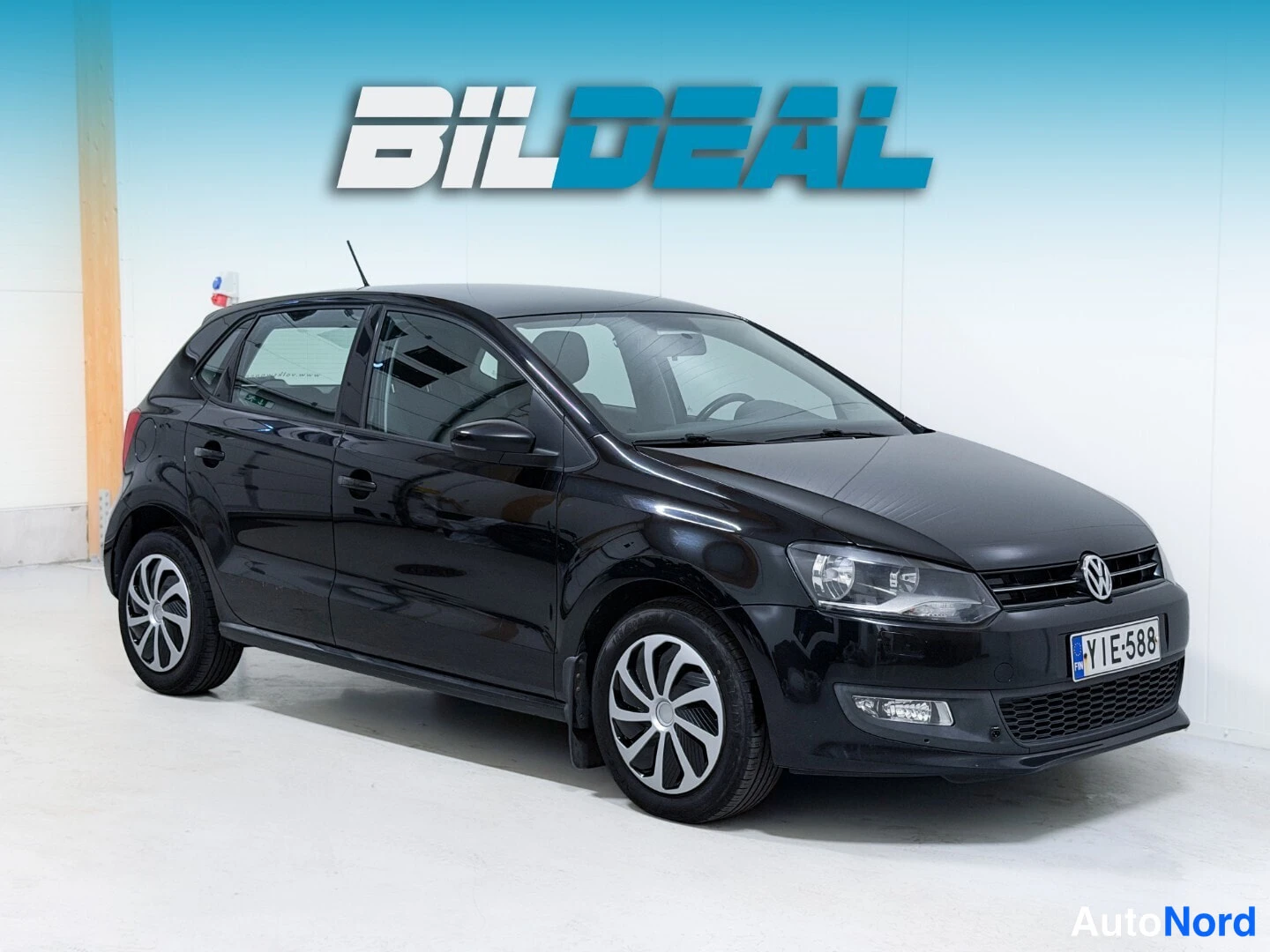 Black Volkswagen Polo 2013, front three-quarter, nose to the right, photo 2