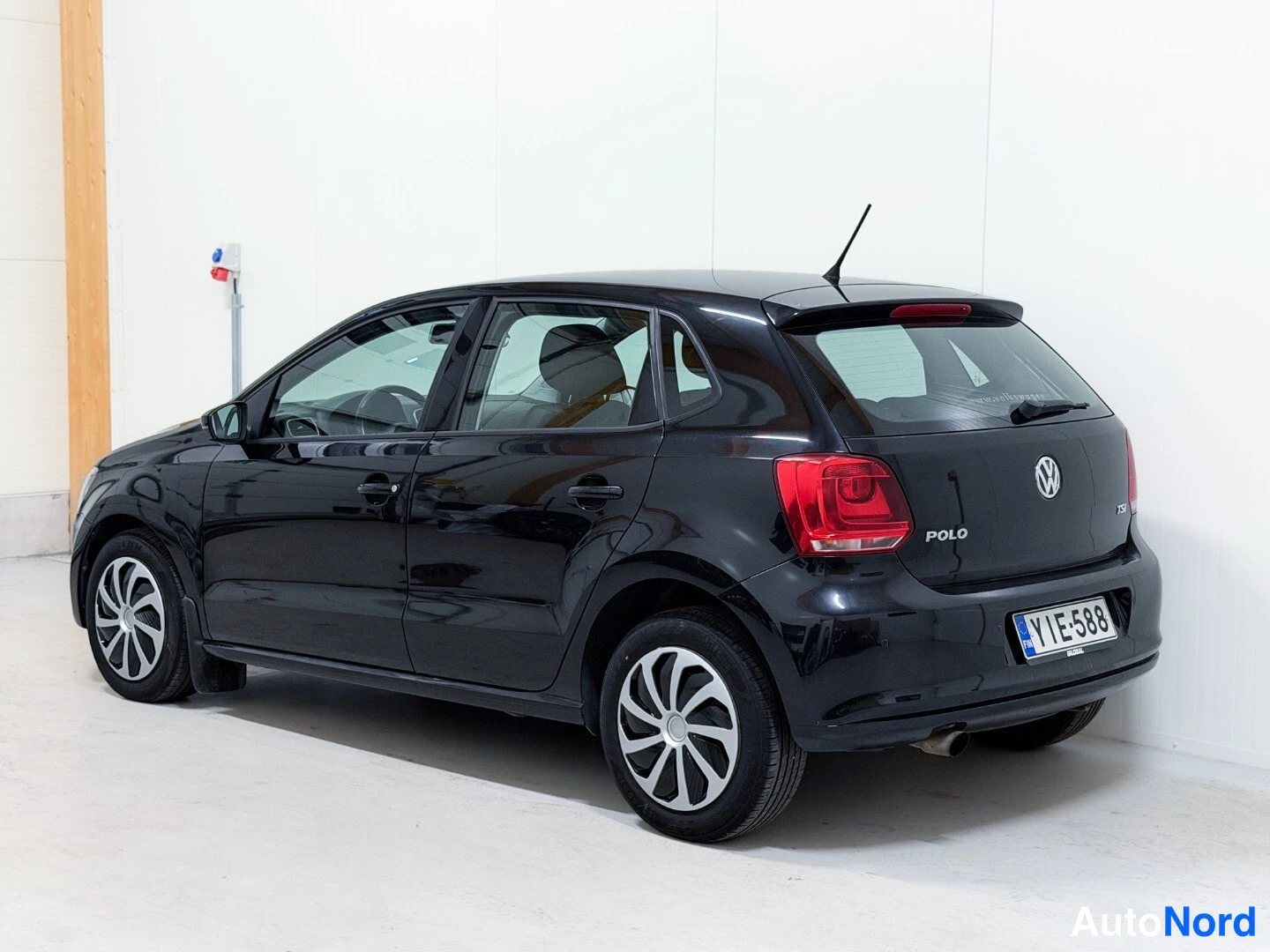 Black Volkswagen Polo 2013, rear three-quarter, photo 4