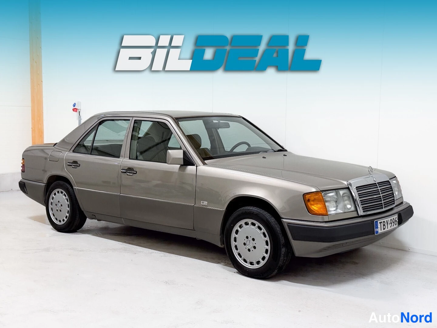 Beige Mercedes-Benz 230 1990, front three-quarter, nose to the right, photo 2