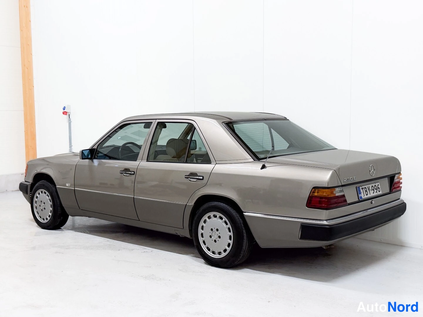 Beige Mercedes-Benz 230 1990, rear three-quarter, photo 4