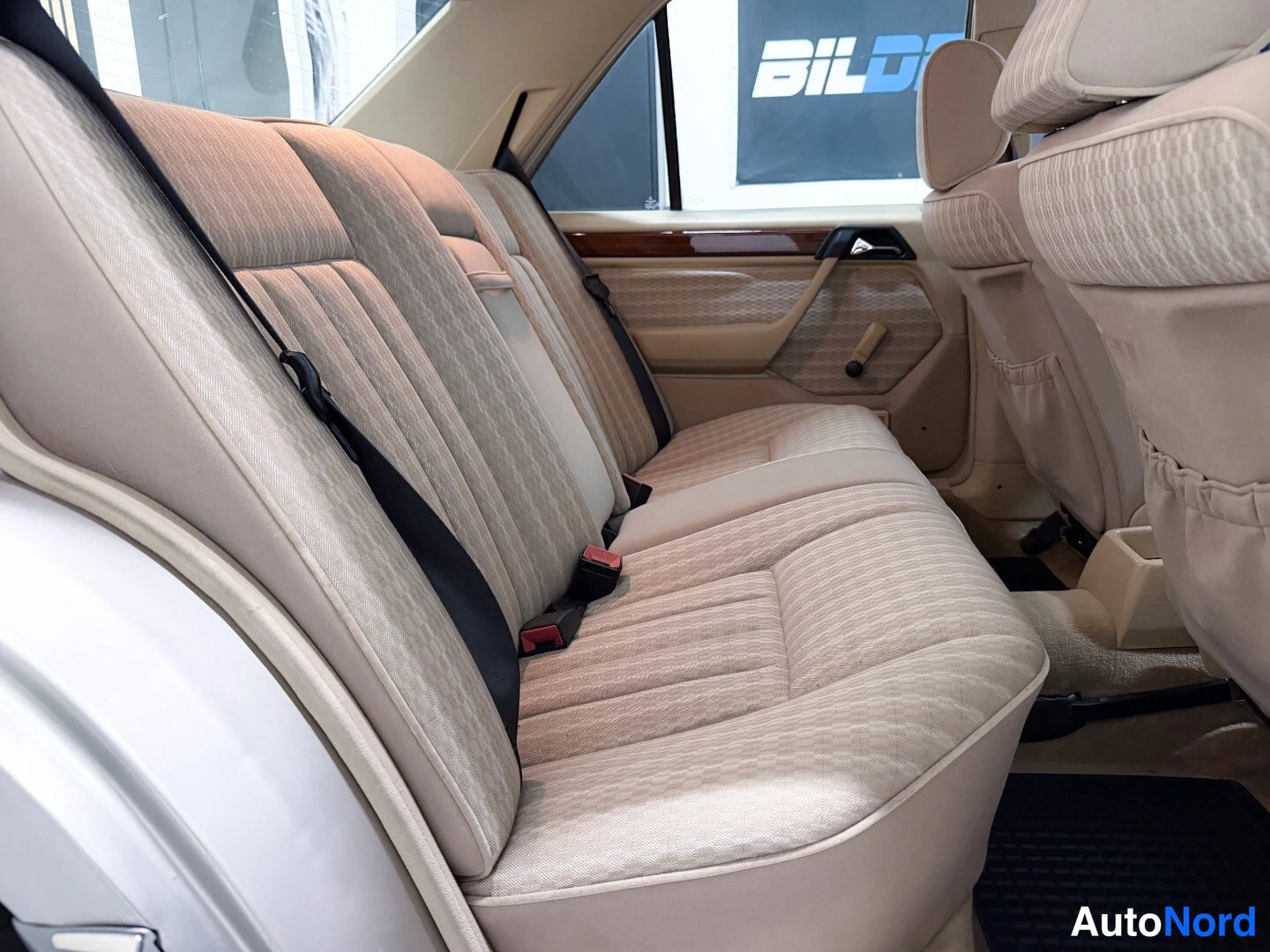Beige Mercedes-Benz 230 1990, rear seats, photo 13