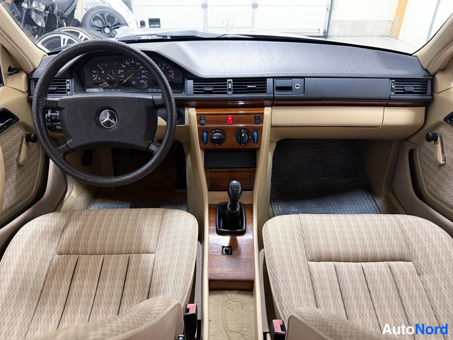Beige Mercedes-Benz 230 1990, cockpit, photo 8