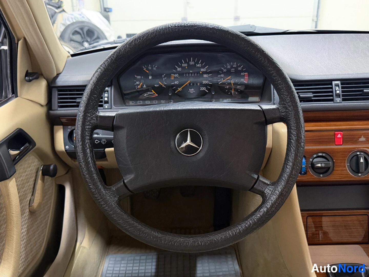 Beige Mercedes-Benz 230 1990, cockpit, photo 9