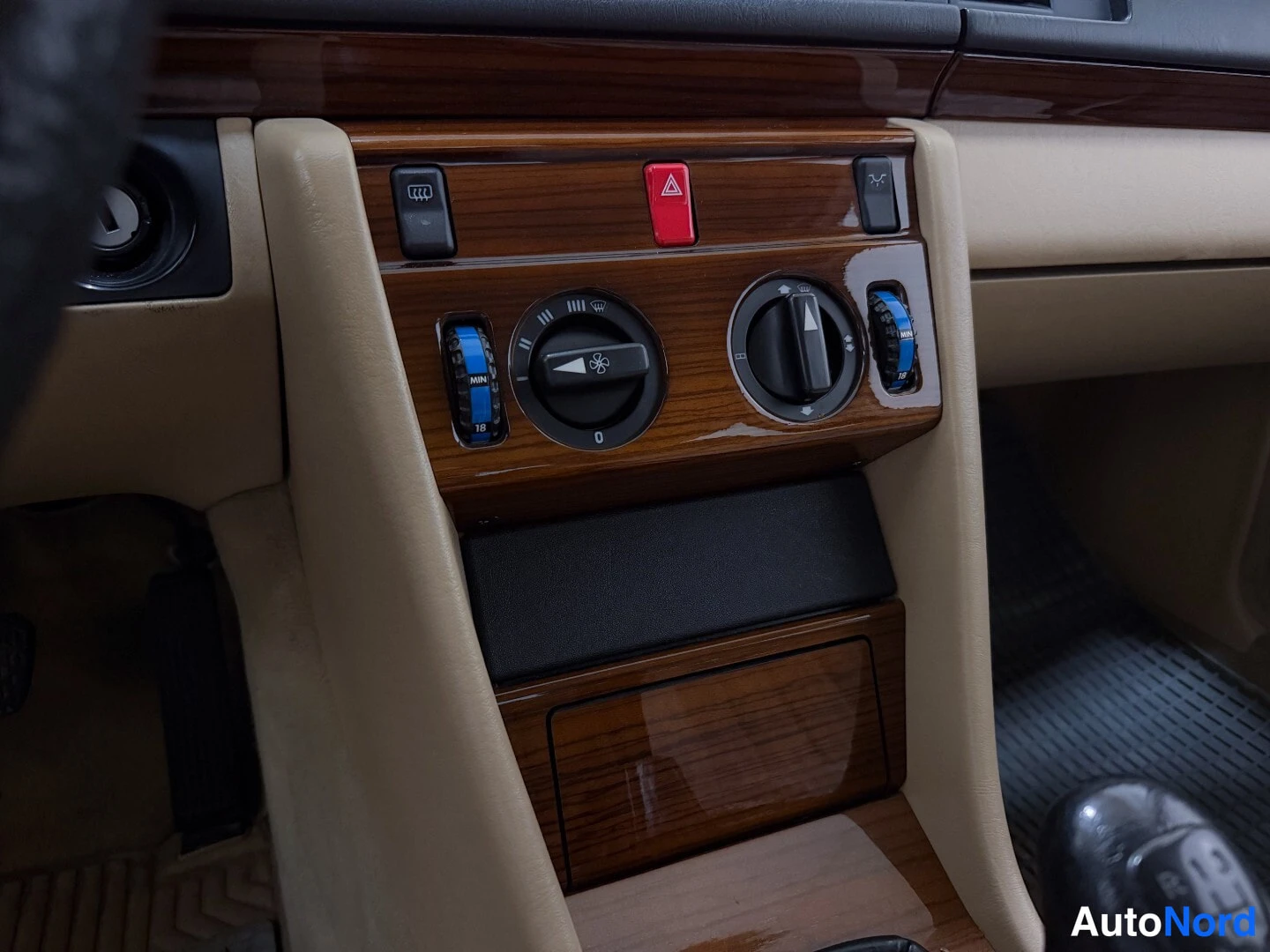 Beige Mercedes-Benz 230 1990, detail, photo 15