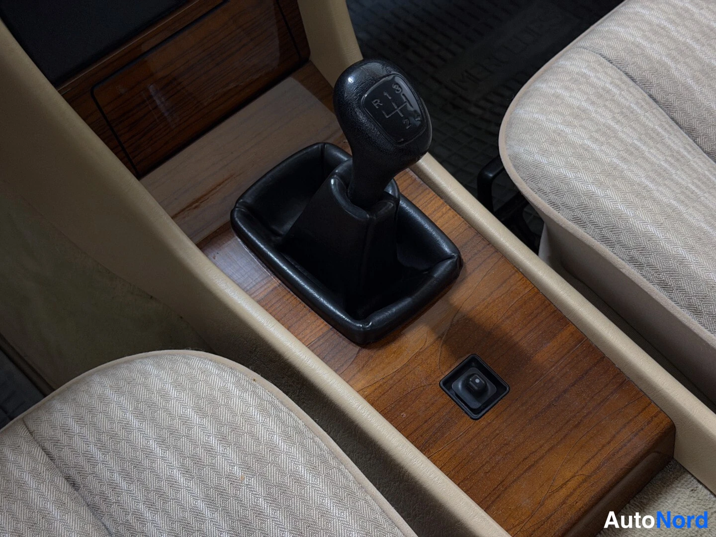 Beige Mercedes-Benz 230 1990, detail, photo 16
