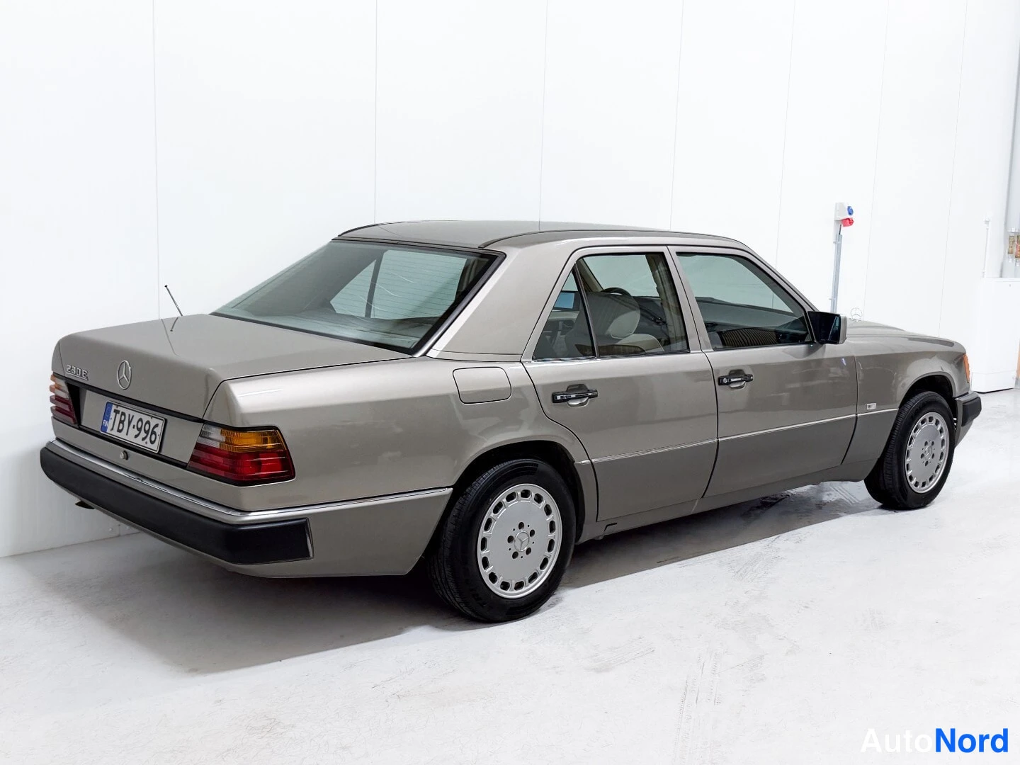 Beige Mercedes-Benz 230 1990, rear three-quarter, photo 5