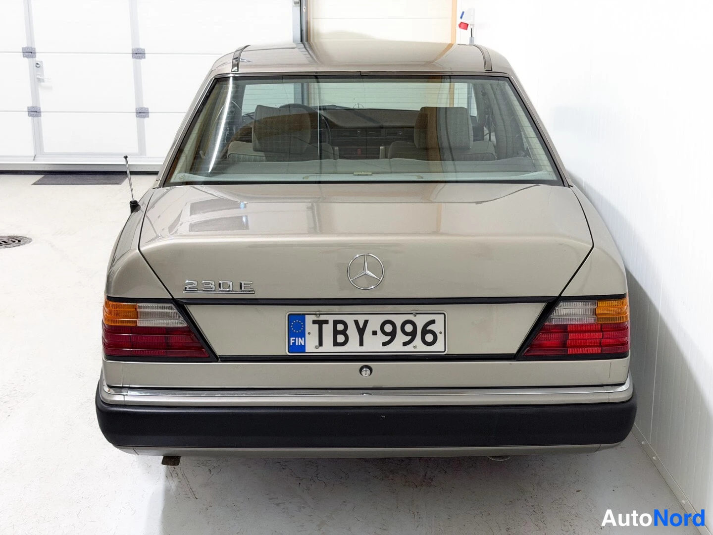 Beige Mercedes-Benz 230 1990, rear, photo 6