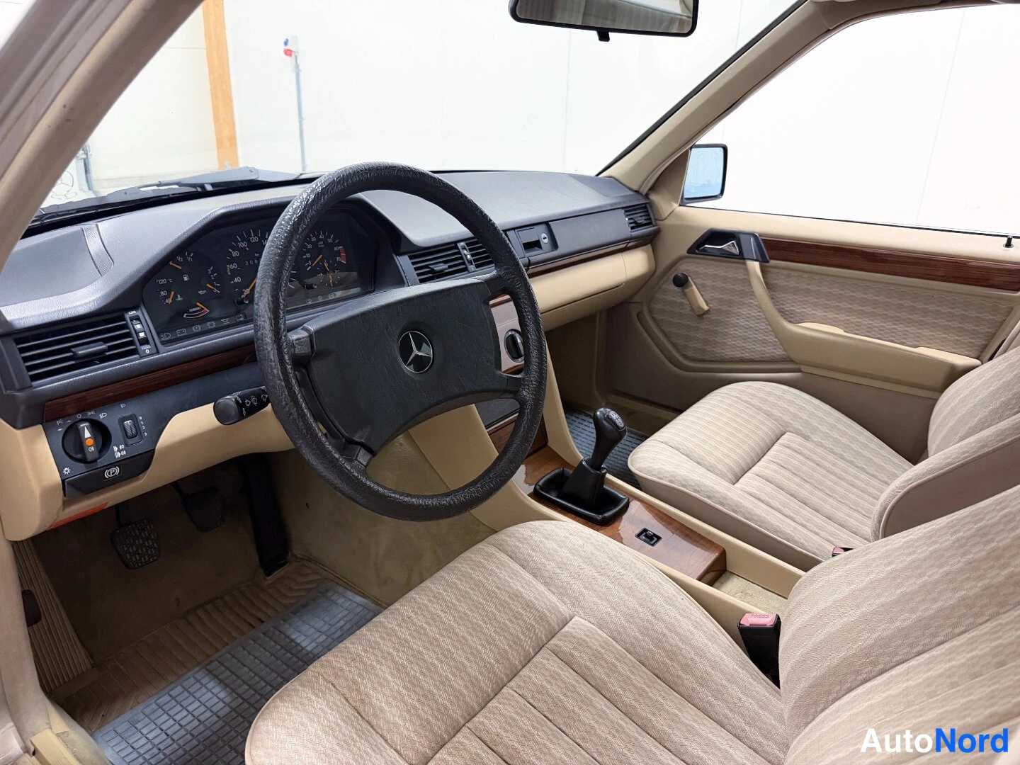 Beige Mercedes-Benz 230 1990, cockpit, photo 7
