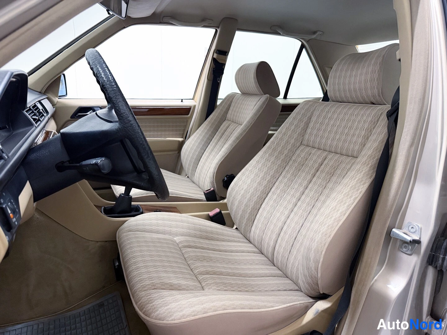 Beige Mercedes-Benz 230 1990, front seats, photo 10