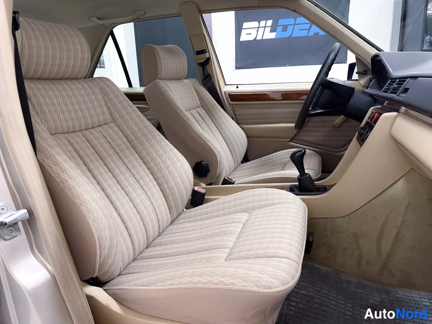 Beige Mercedes-Benz 230 1990, front seats, photo 11