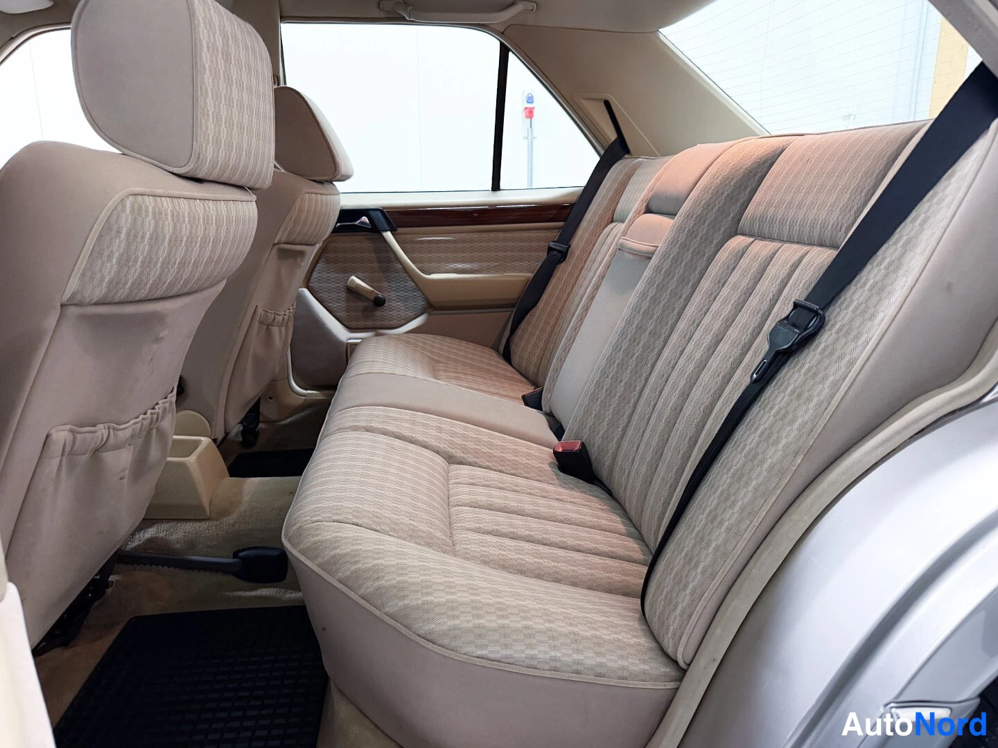 Beige Mercedes-Benz 230 1990, rear seats, photo 12
