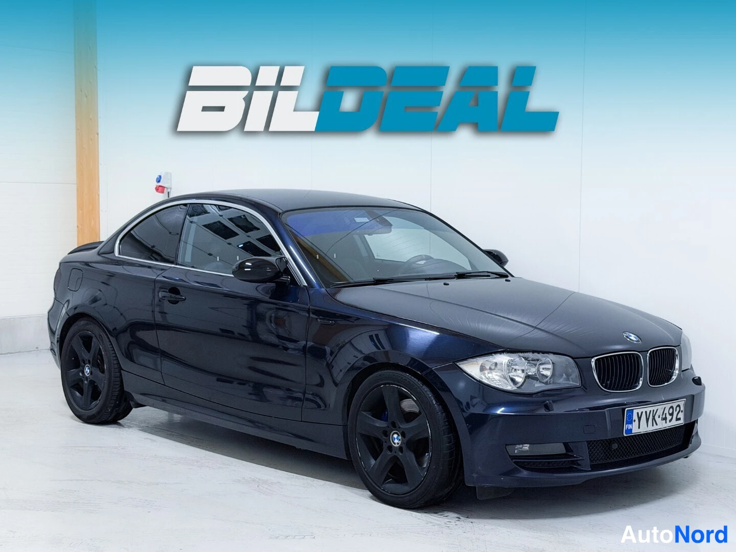 Blue BMW 123d 2008, front three-quarter, nose to the right, photo 2