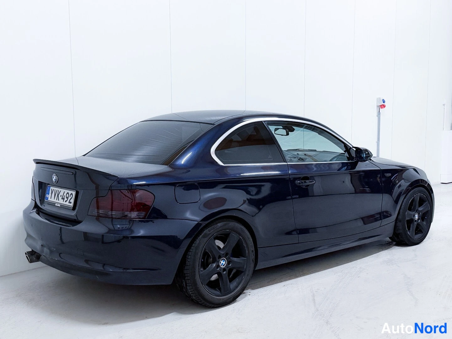 Blue BMW 123d 2008, rear three-quarter, photo 4