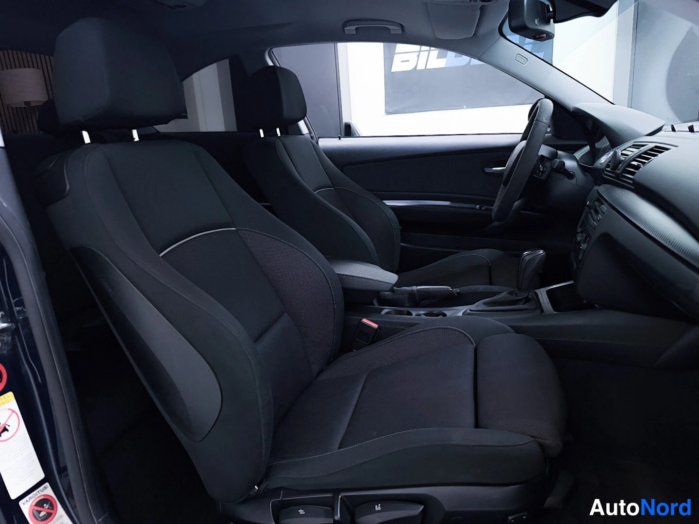 Blue BMW 123d 2008, front seats, photo 10
