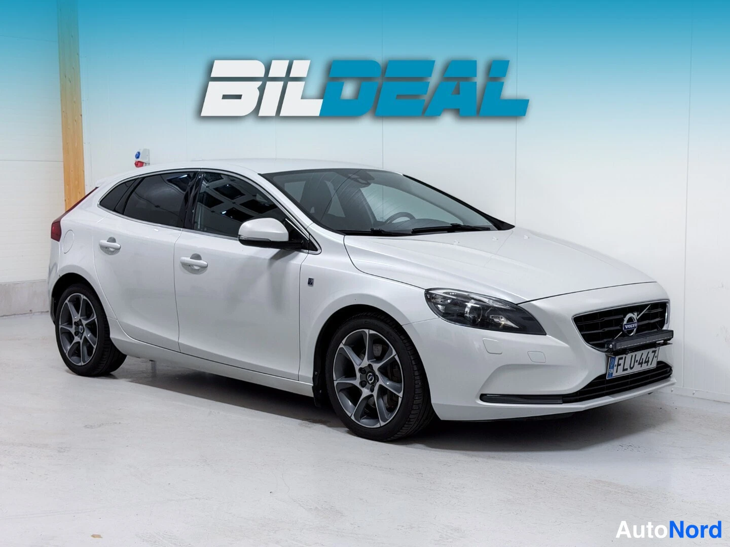 White Volvo V40 2015, front three-quarter, nose to the right, photo 2
