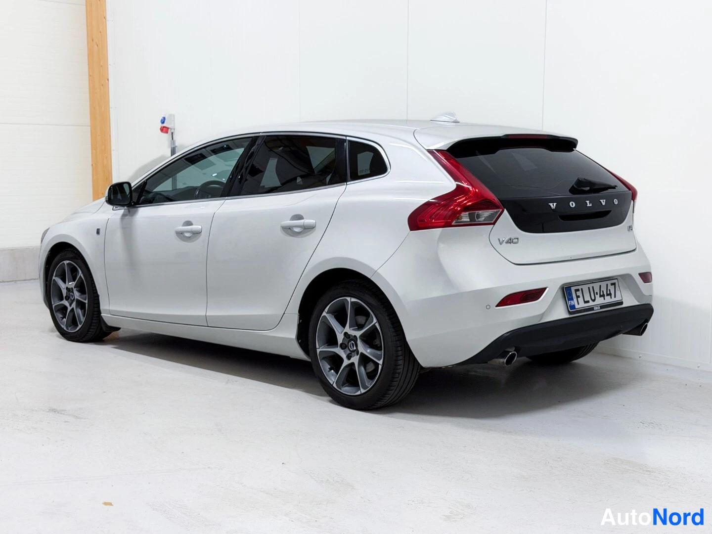 White Volvo V40 2015, rear three-quarter, photo 4