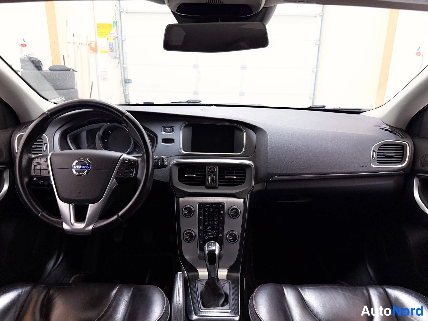 White Volvo V40 2015, cockpit, photo 8