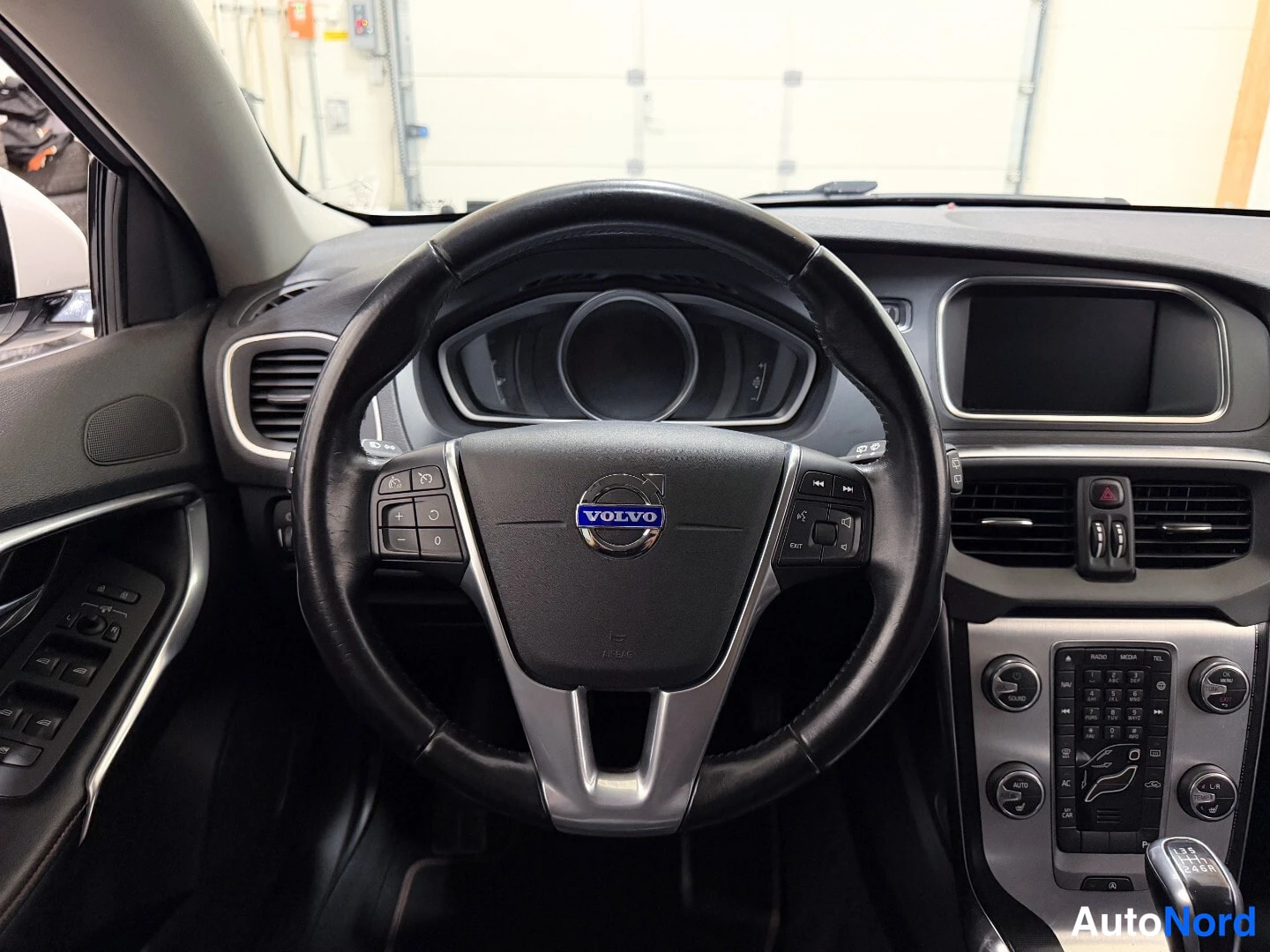 White Volvo V40 2015, cockpit, photo 9