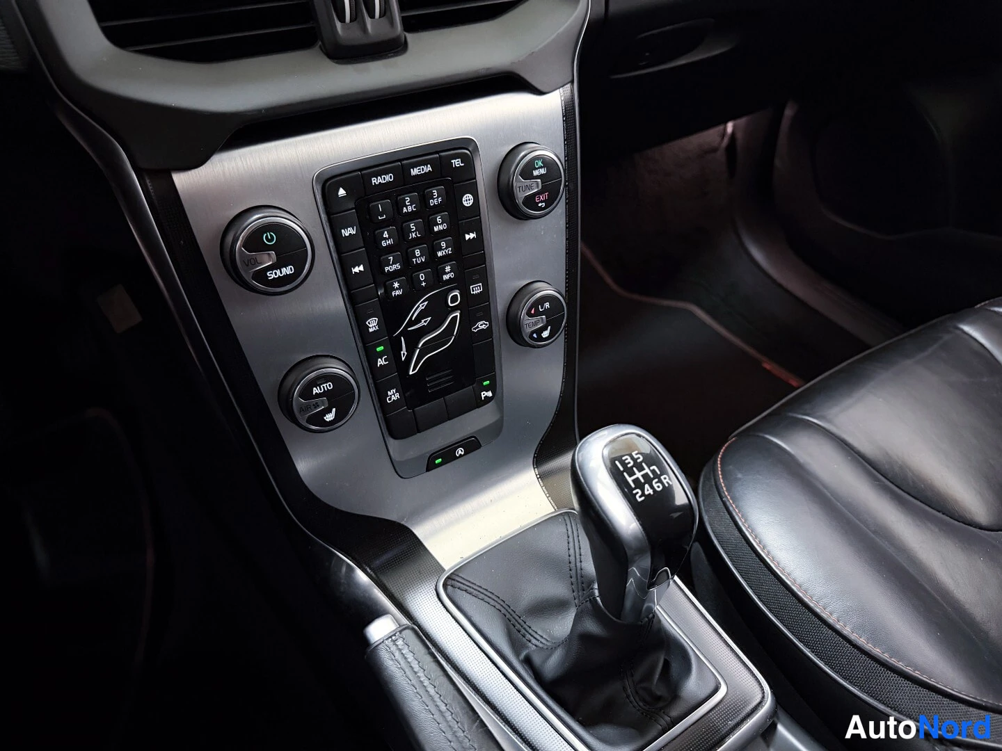 White Volvo V40 2015, detail, photo 18