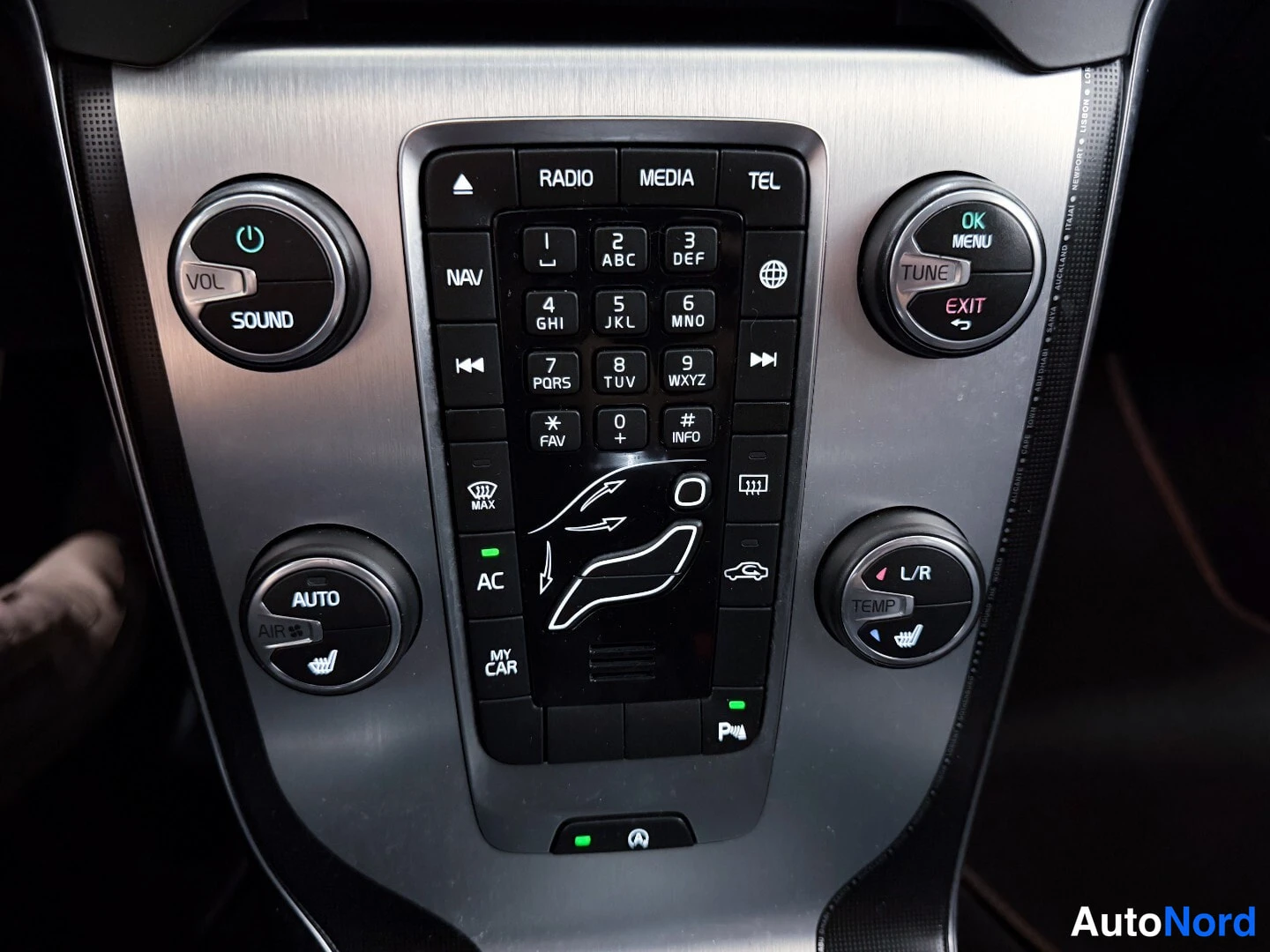 White Volvo V40 2015, detail, photo 19