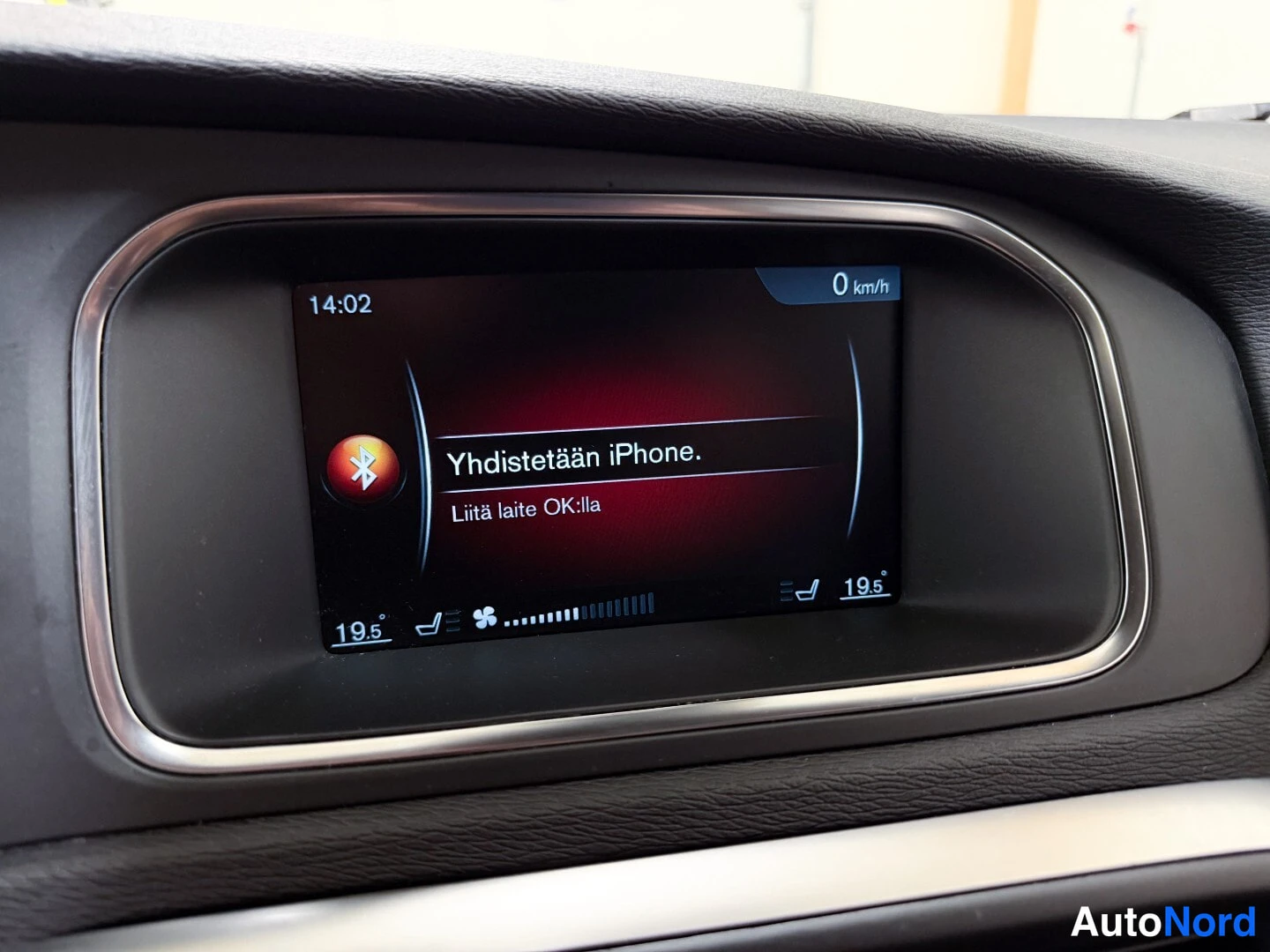 White Volvo V40 2015, detail, photo 21