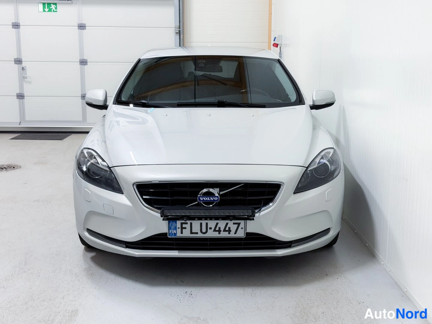 White Volvo V40 2015, front, photo 3