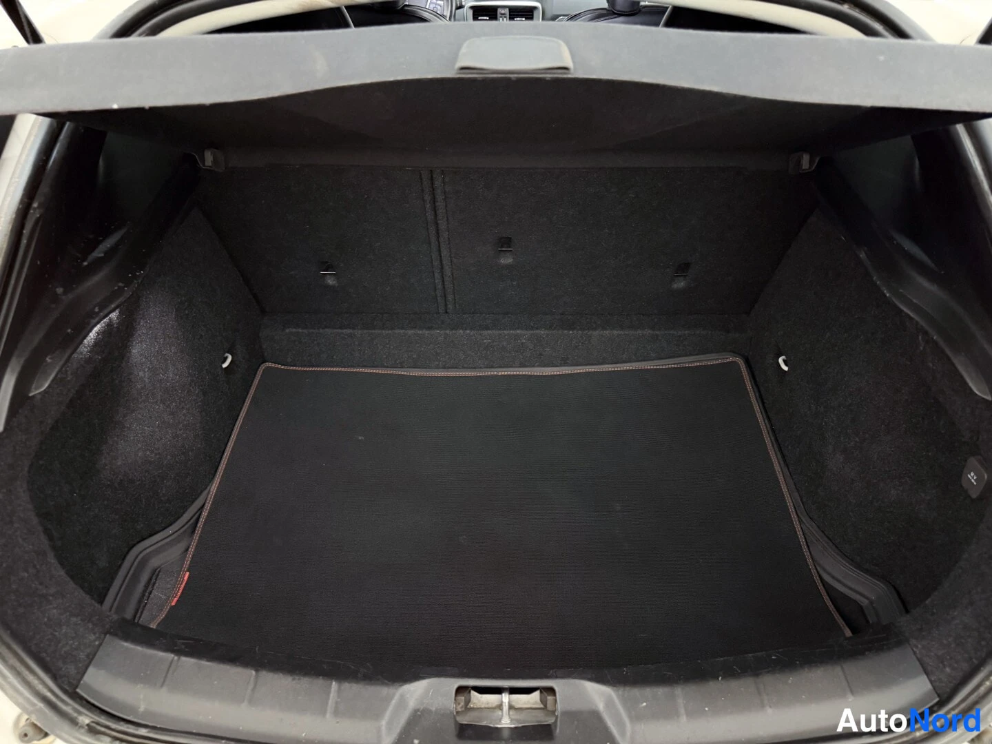 White Volvo V40 2015, boot, photo 14