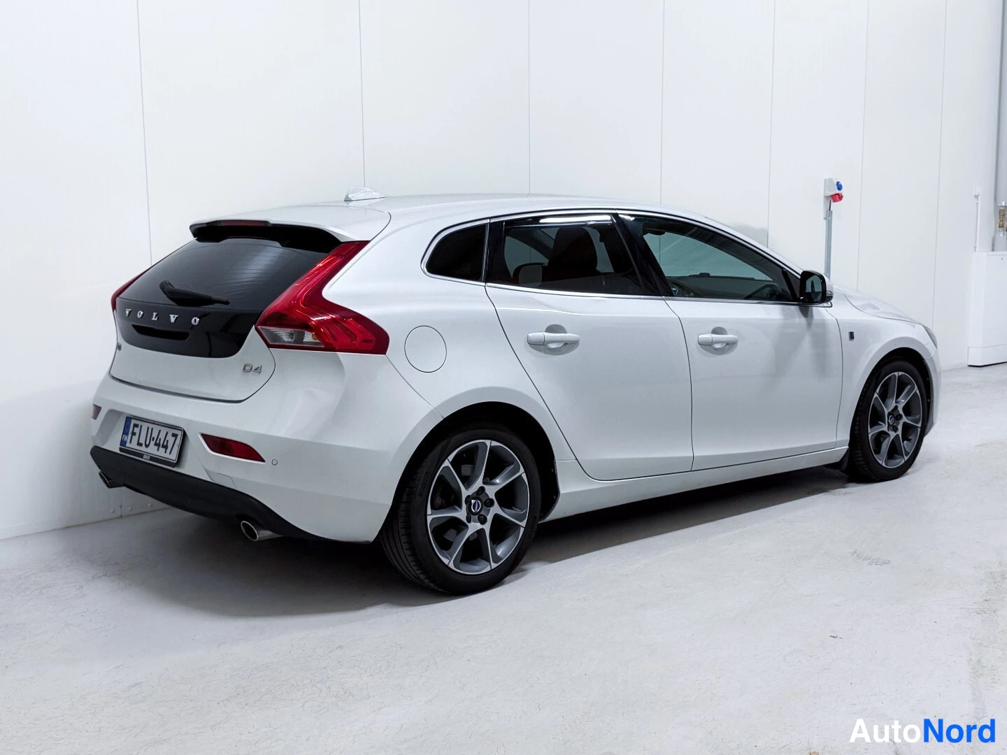 White Volvo V40 2015, rear three-quarter, photo 5