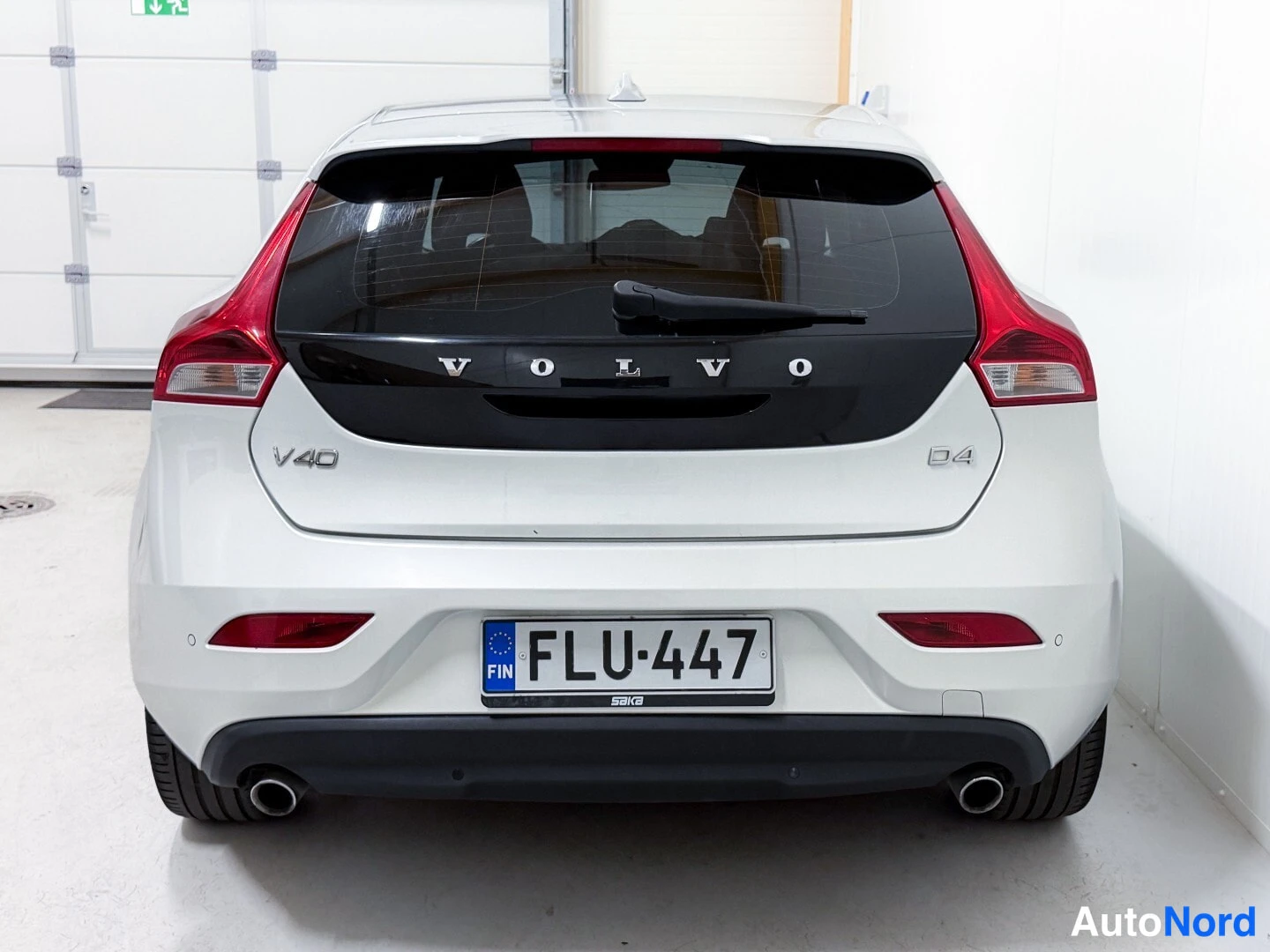 White Volvo V40 2015, rear, photo 6