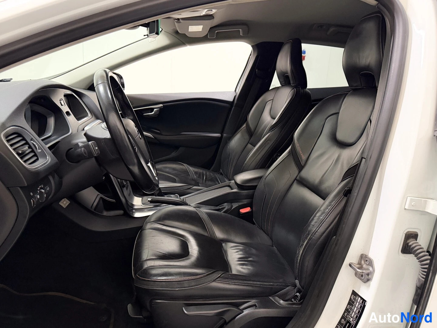 White Volvo V40 2015, front seats, photo 10