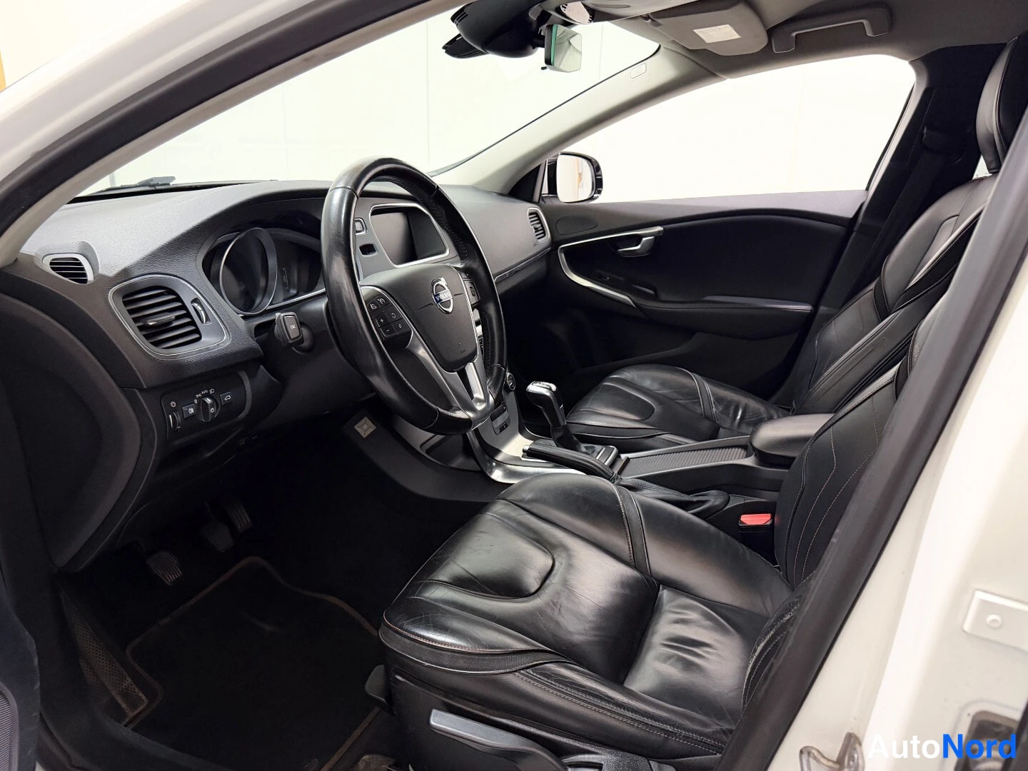 White Volvo V40 2015, cockpit, photo 7