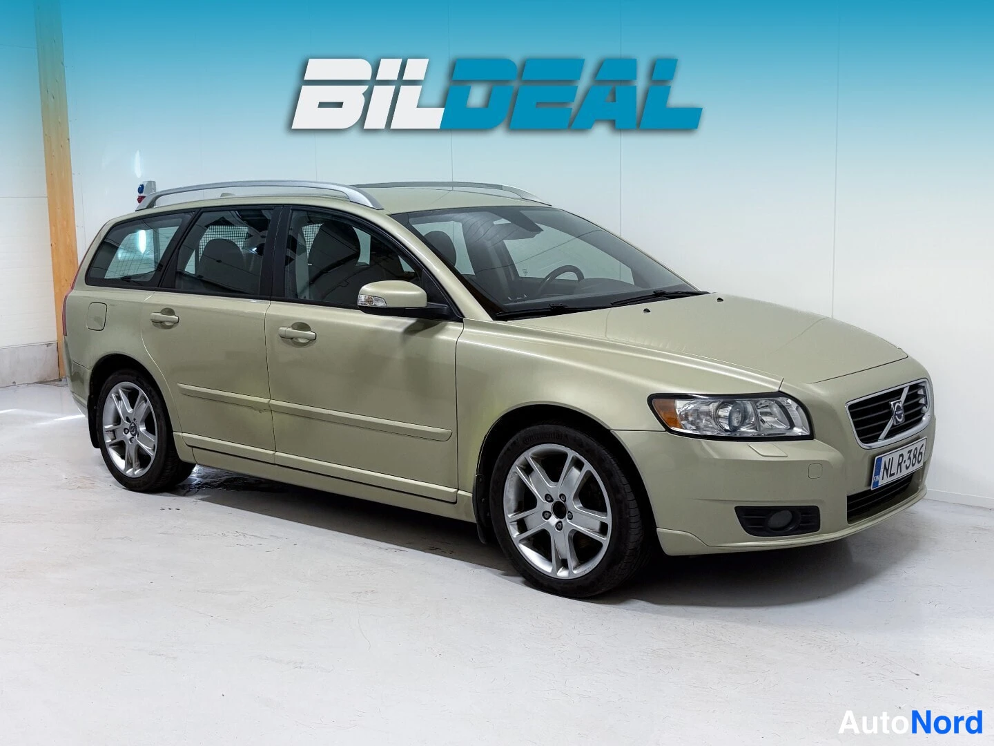 Beige Volvo V50 2008, front three-quarter, nose to the right, photo 2