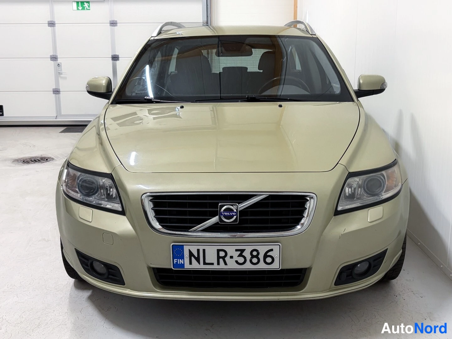 Beige Volvo V50 2008, front, photo 3