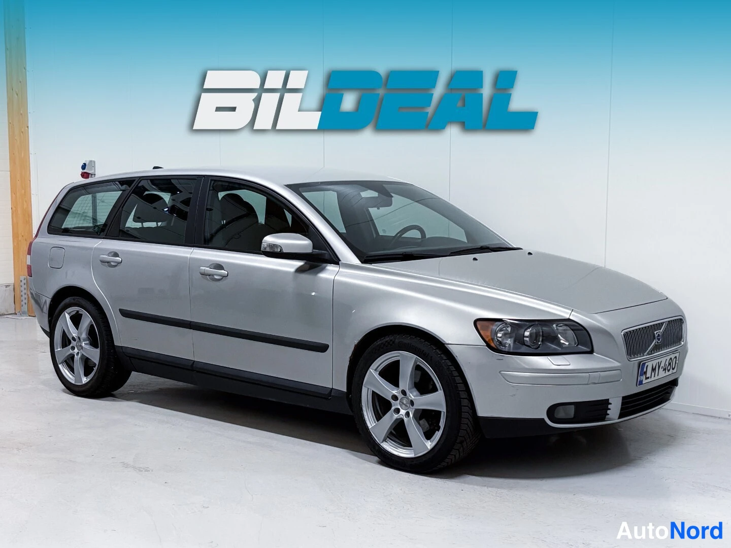 Silver Volvo V50 2007, front three-quarter, nose to the right, photo 2