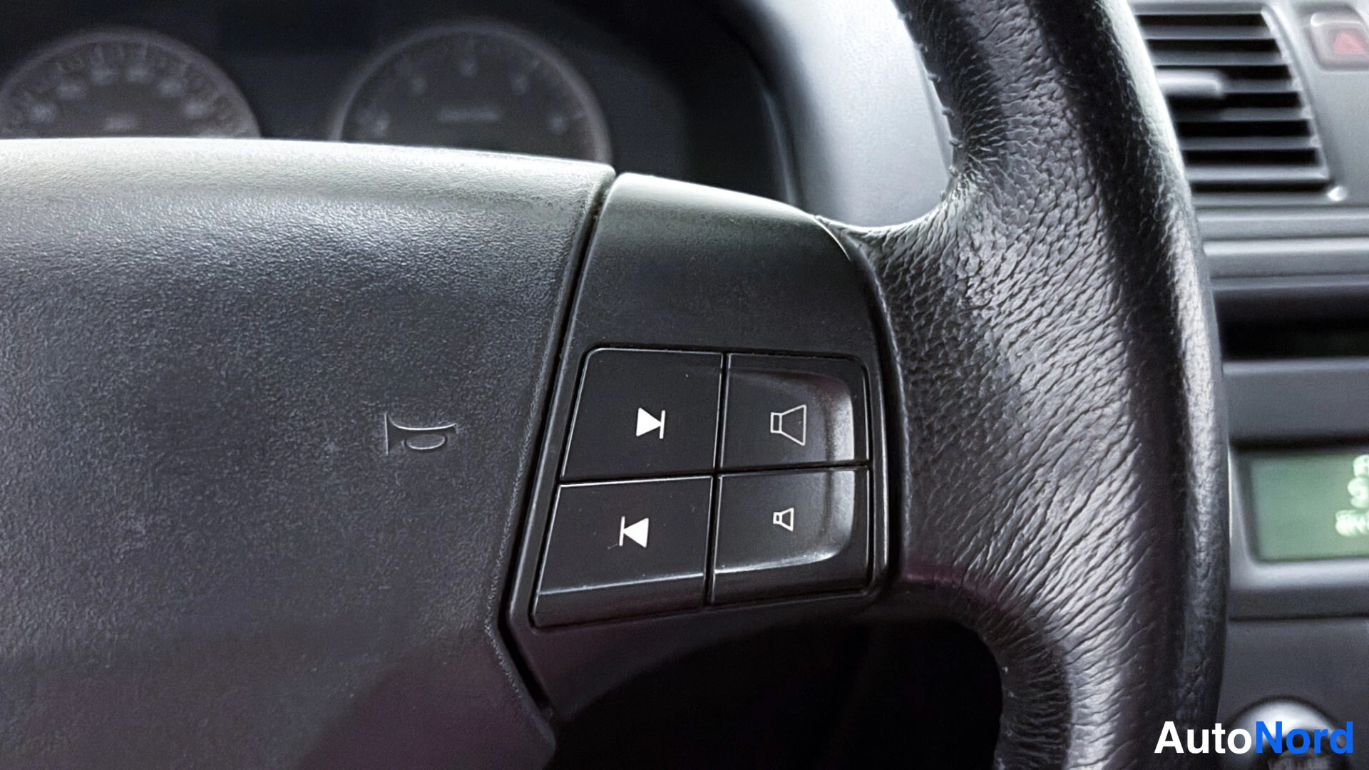 Silver Volvo V50 2007, detail, photo 17