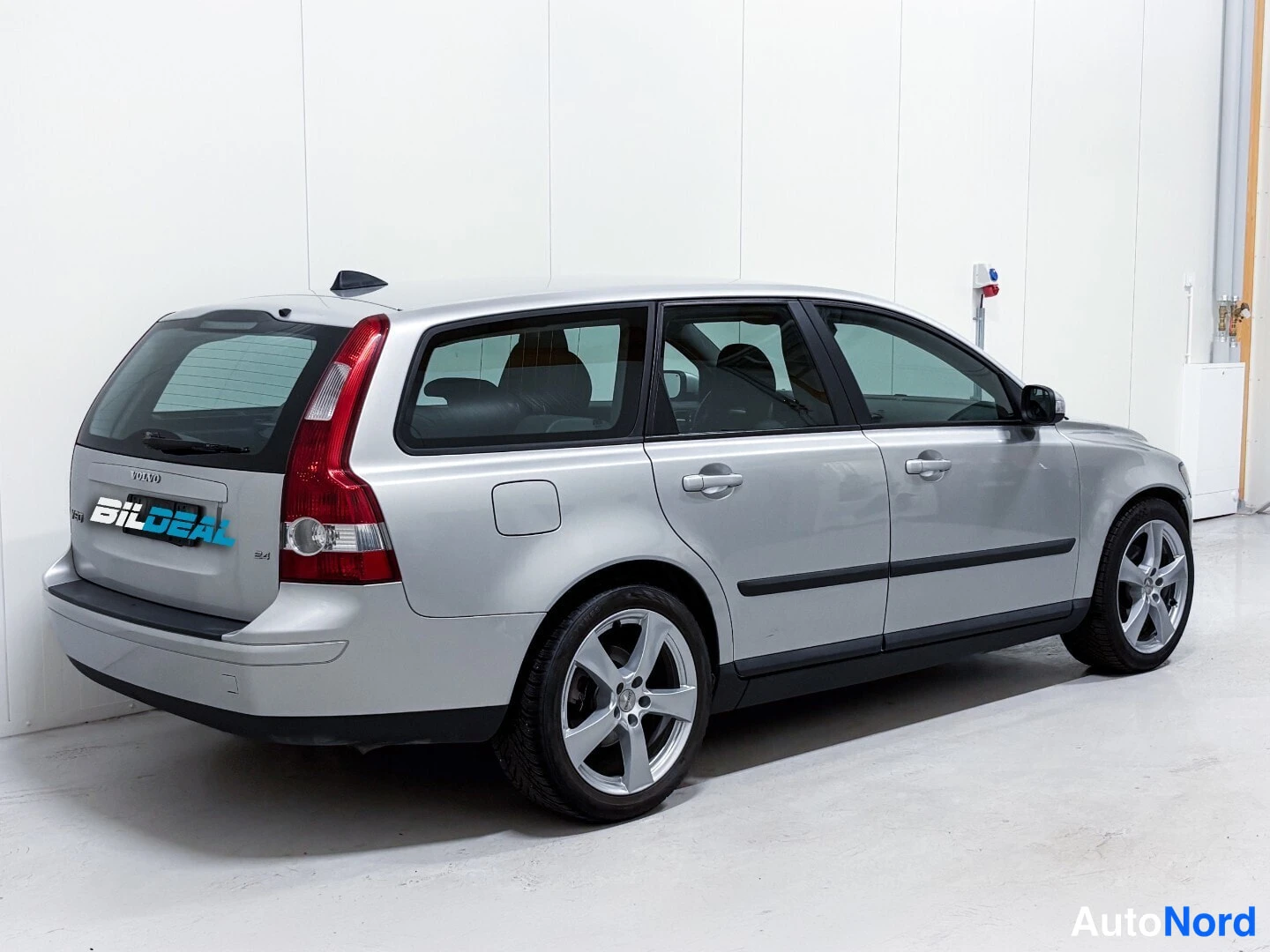Silver Volvo V50 2007, rear three-quarter, photo 4