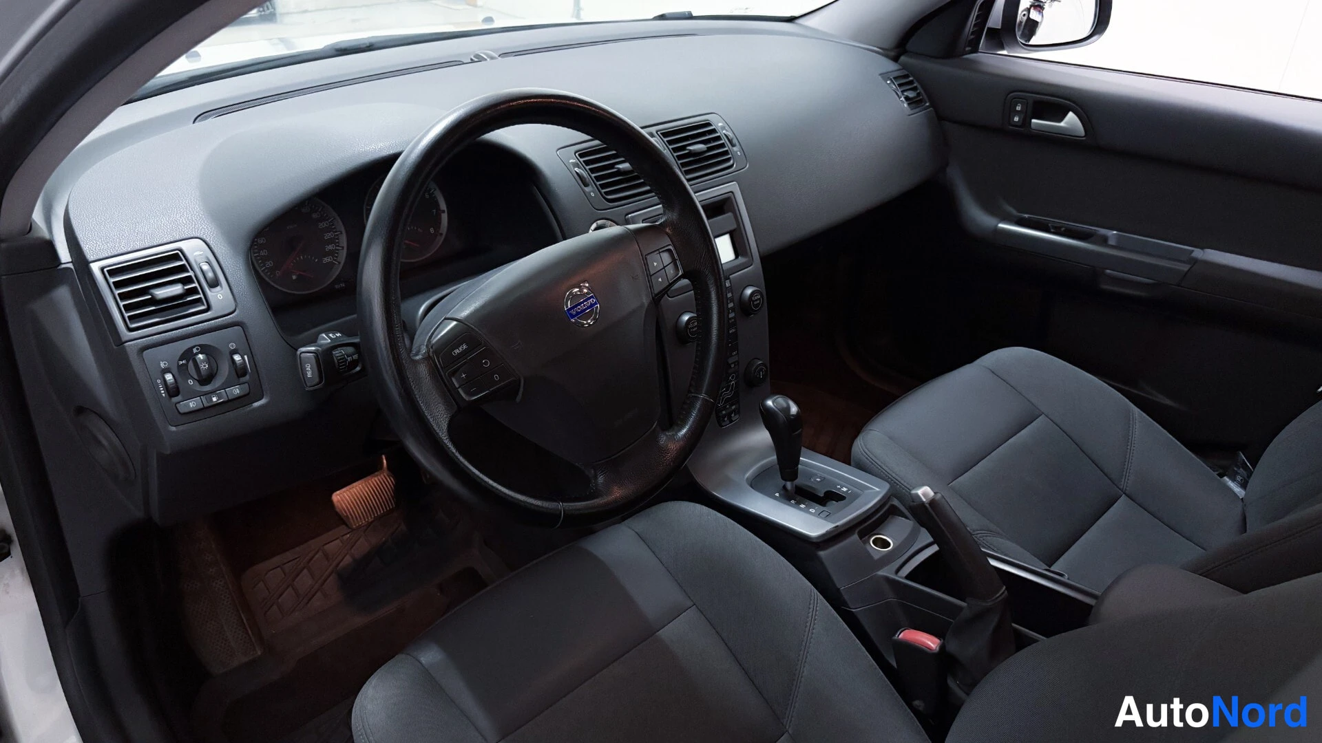 Silver Volvo V50 2007, cockpit, photo 7