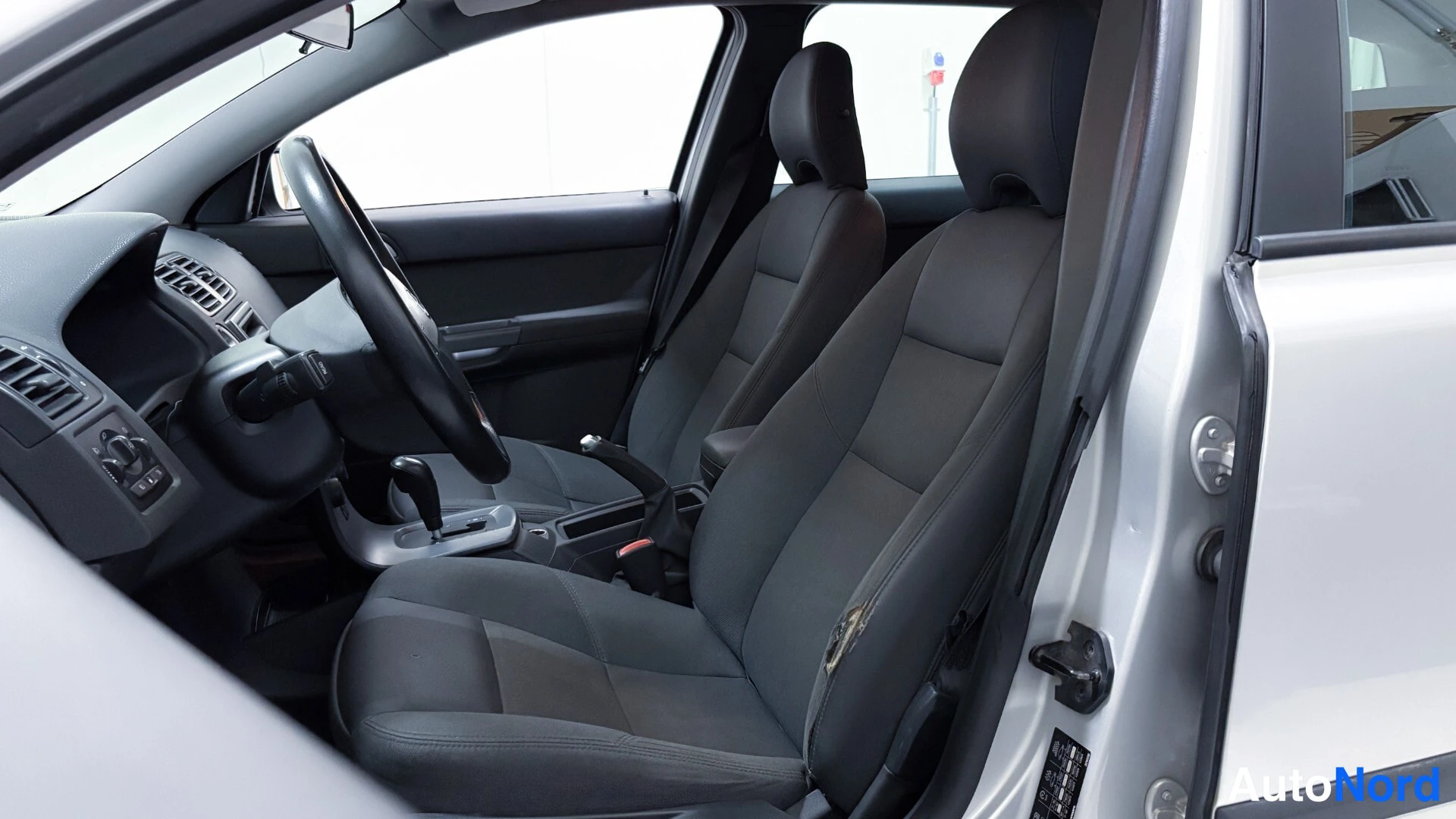 Silver Volvo V50 2007, front seats, photo 9