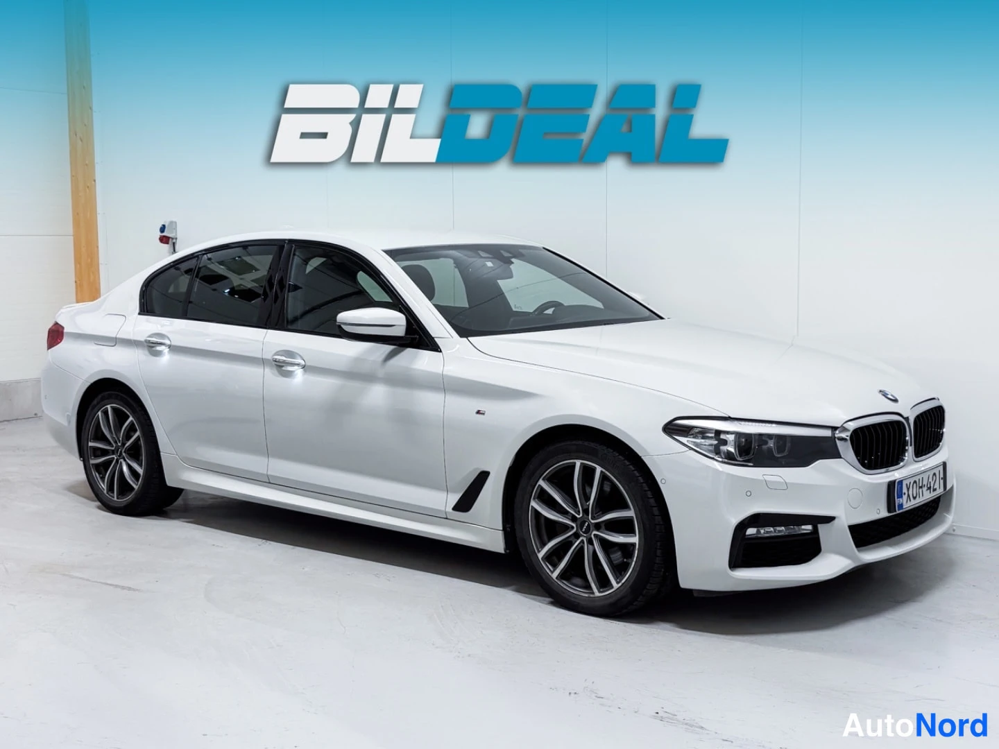 White BMW 520d 2017, front three-quarter, nose to the right, photo 2