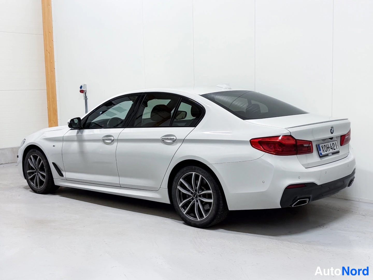 White BMW 520d 2017, rear three-quarter, photo 4