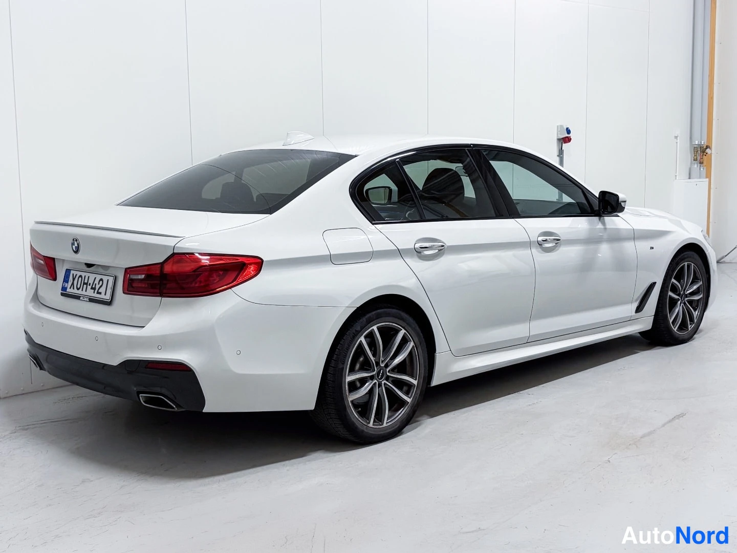 White BMW 520d 2017, rear three-quarter, photo 5