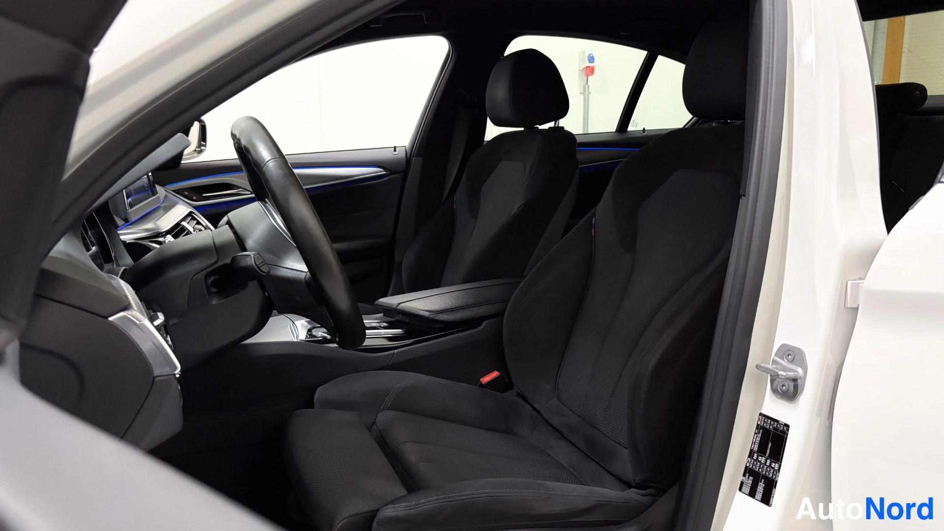 White BMW 520d 2017, front seats, photo 11
