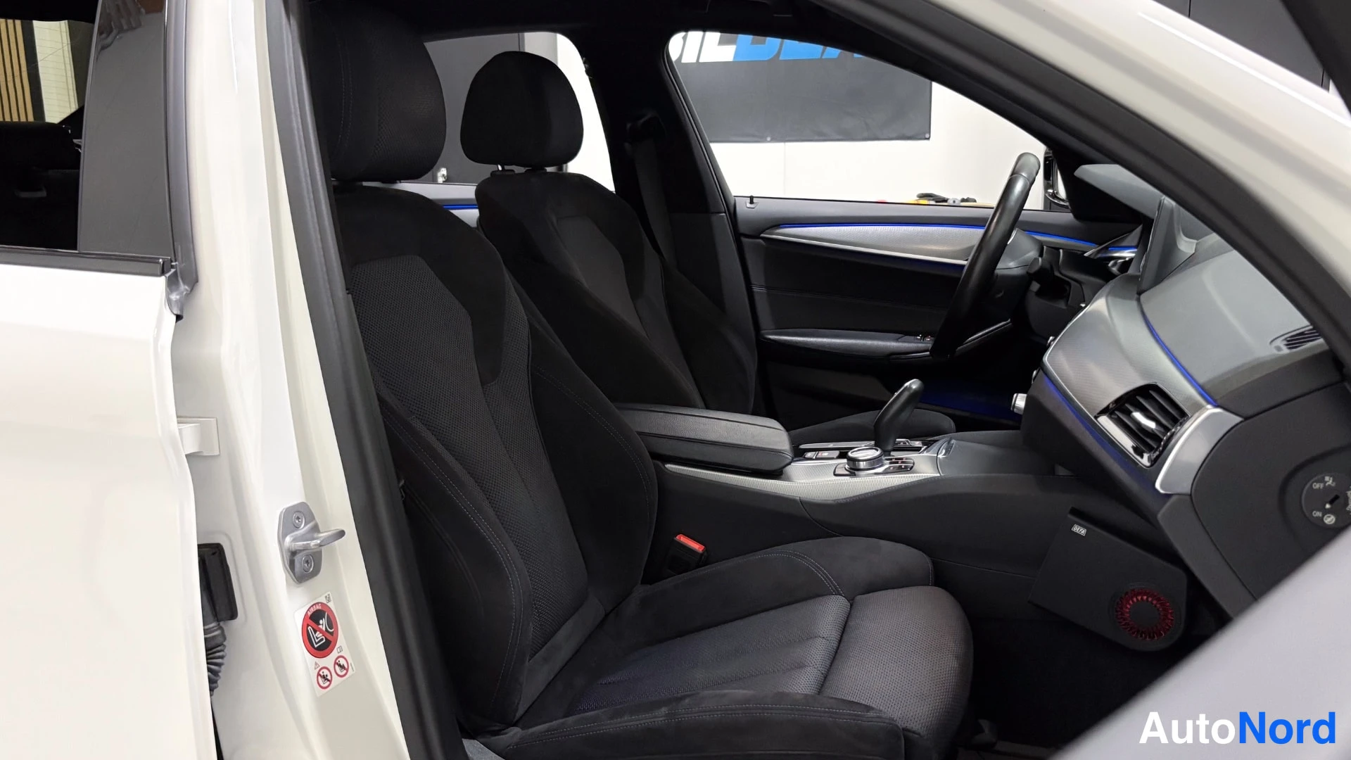 White BMW 520d 2017, front seats, photo 12