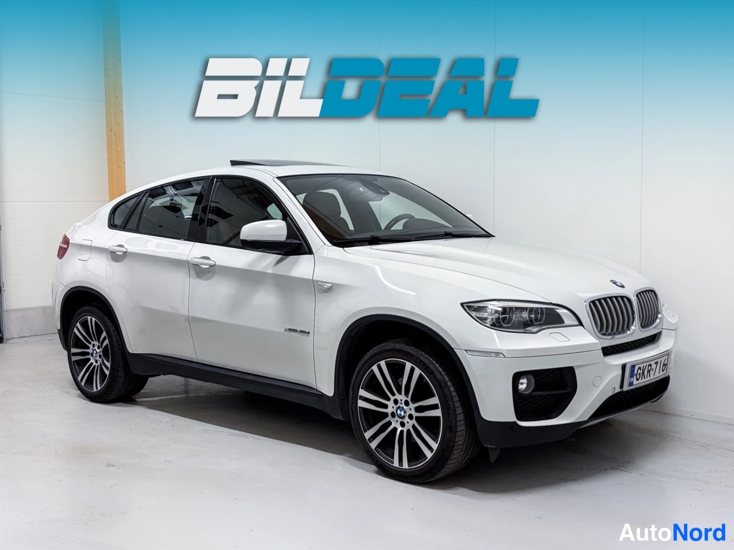 White BMW X6 2013, front three-quarter, nose to the right, photo 2