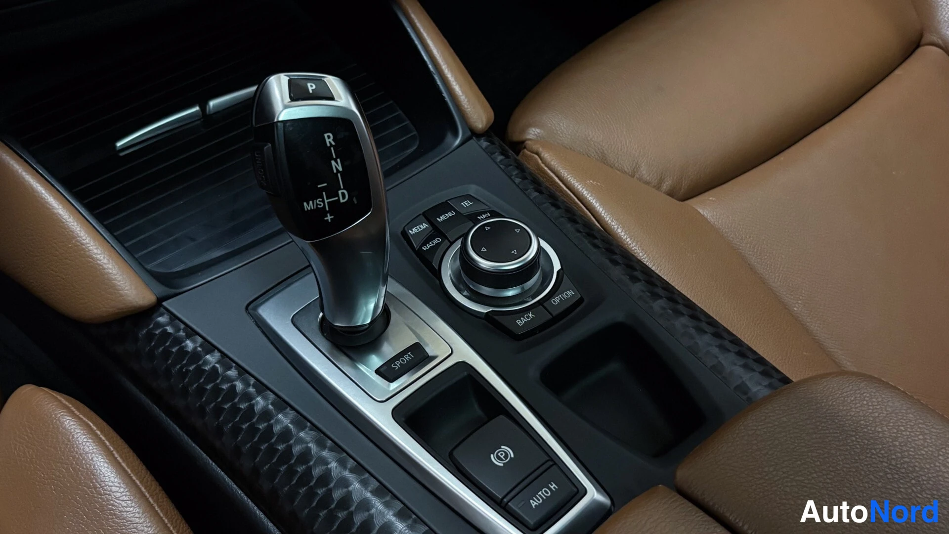 White BMW X6 2013, detail, photo 28