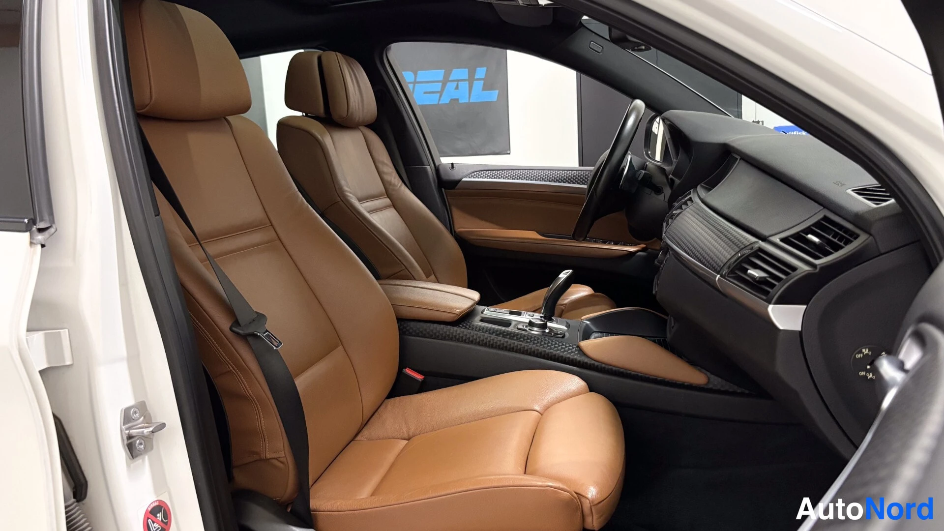 White BMW X6 2013, front seats, photo 10